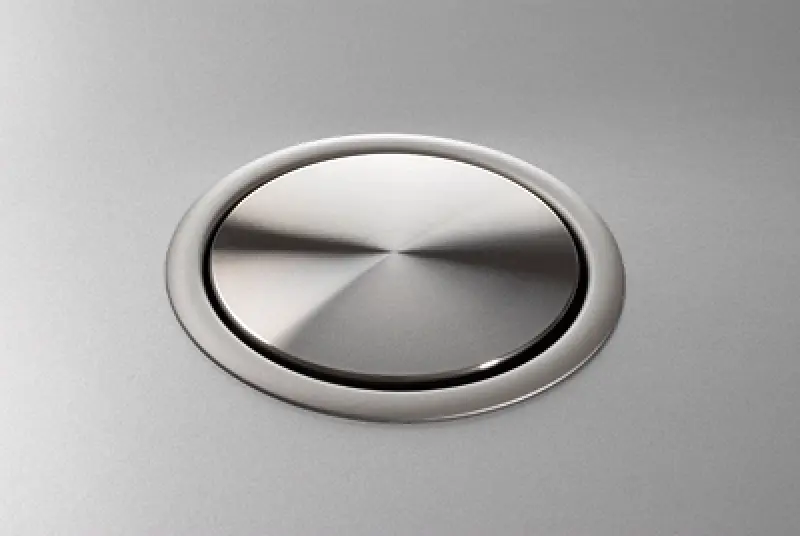 EVOline Port 3 Nedfällbart eluttag med jordad kontakt och rostfritt stållock