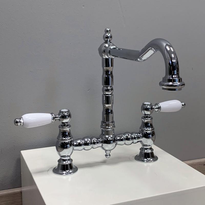 PB Nostalgisk Kökblandare Krom vinklad pip med vita handtag PBN.CHR.H.WH