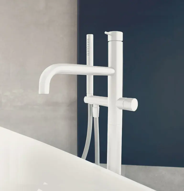 Waterevolution Flow fristående badkarblandare med handdusch matt vit T133BR