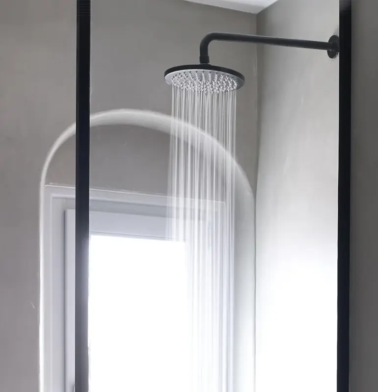 Waterevolution Flow huvuddusch 200 mm med vägganslutning matt svart T1641PR