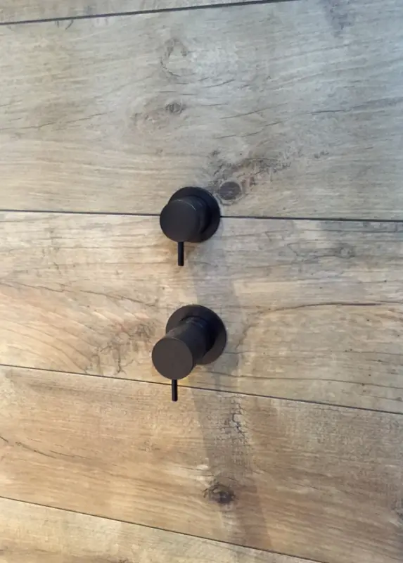 Waterevolution Flow inbyggd duschtermostat med 2 utgångar matt svart med rund rosett 1208778072