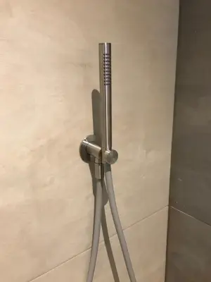 Waterevolution Flow badrumsserie komplett med vägganslutning, helt i rostfritt stål T1621IE