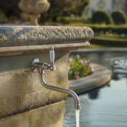 PB klassisk väggmonterad fontänkran med vit handtag för kallvatten och lång pip i rostfritt stål 1208853572