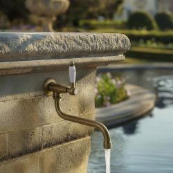 PB klassisk väggmonterad fontänkran med vit handtag, kallvatten och lång pip, brons 1208853602