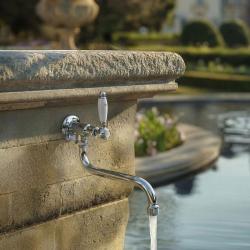 PB klassisk väggmonterad fontänkran med vitt handtag för kallvatten och lång pip krom 1208853612