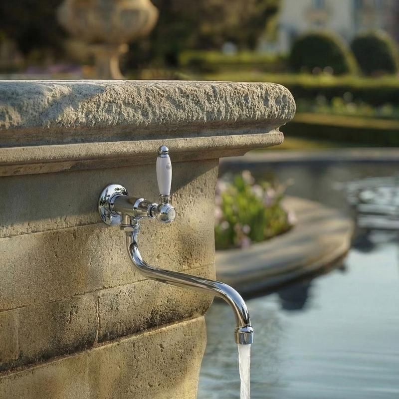 PB klassisk väggmonterad fontänkran med vitt handtag för kallvatten och lång pip krom 1208853612