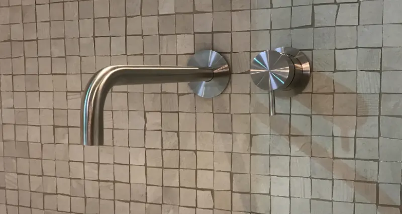 Waterevolution Flow inbyggd tvättställsblandare helt i rostfritt stål T116BIEV2 med utlopp 25 cm