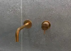 Waterevolution Flow inbyggd tvättställsblandare PVD Borstad Koppar med utloppspip 21 cm T116CPE-21