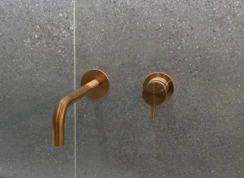 Waterevolution Flow Inbyggd tvättställsblandare PVD borstat koppar med utlopp 25 cm T116CPE-25