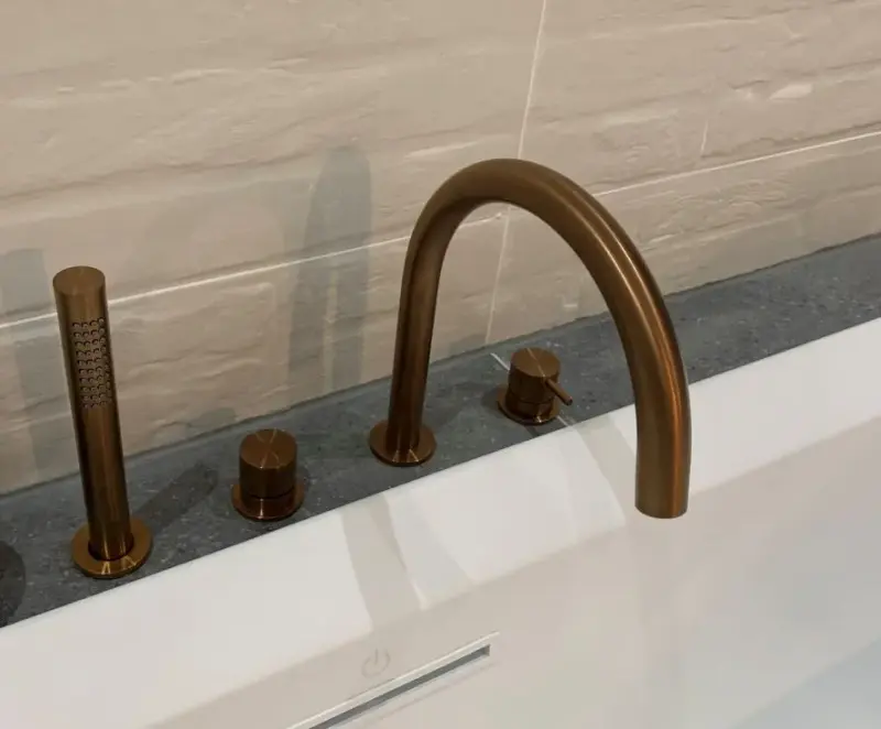 Waterevolution Flow 4-håls Badblandare för Badkarskantmontering helt PVD borstad koppar T138CPE