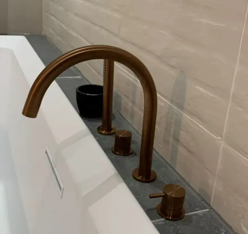 Waterevolution Flow 4-håls Badblandare för Badkarskantmontering helt PVD borstad koppar T138CPE