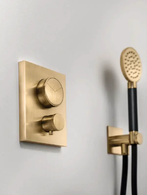 SB Rubinetterie Universell handduschset med slang och upphängningskrok borstad mässing guld PVD 1208953551