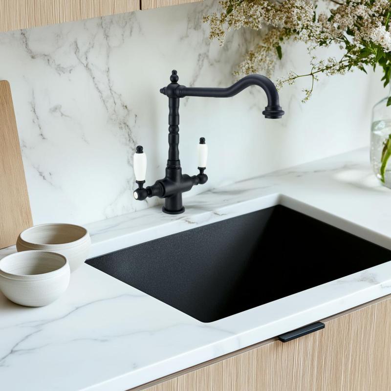 PB Nostalgisk klassisk lantlig köksblandare matt svart med vita handtag 1208953912