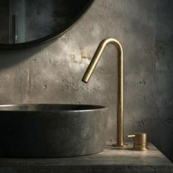 Waterrevolution Flow 2-håls tvättställsblandare borstad mässing med hög V 120mm pip T1122VLE