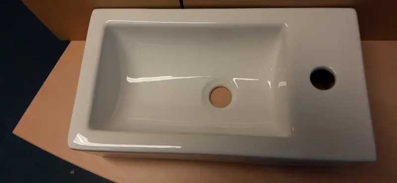 OUTLET Blusani Flow fontän, blankvit keramik, höger, 45x26x13 cm