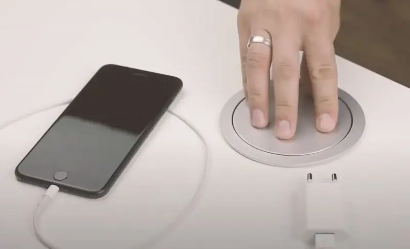 Indux Push infällbart köksuttag i silver med jordade uttag i bänkskiva med 3 eluttag och 2 x USB 1208957411