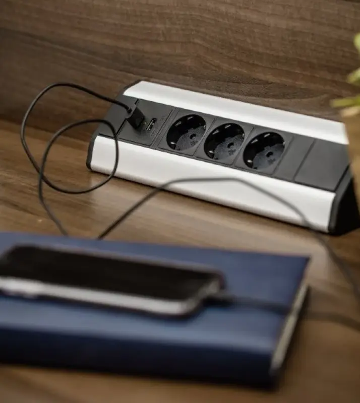 Indux Corner hörn köksuttag med 3 jordade uttag och 2 USB-laddare 1208957442