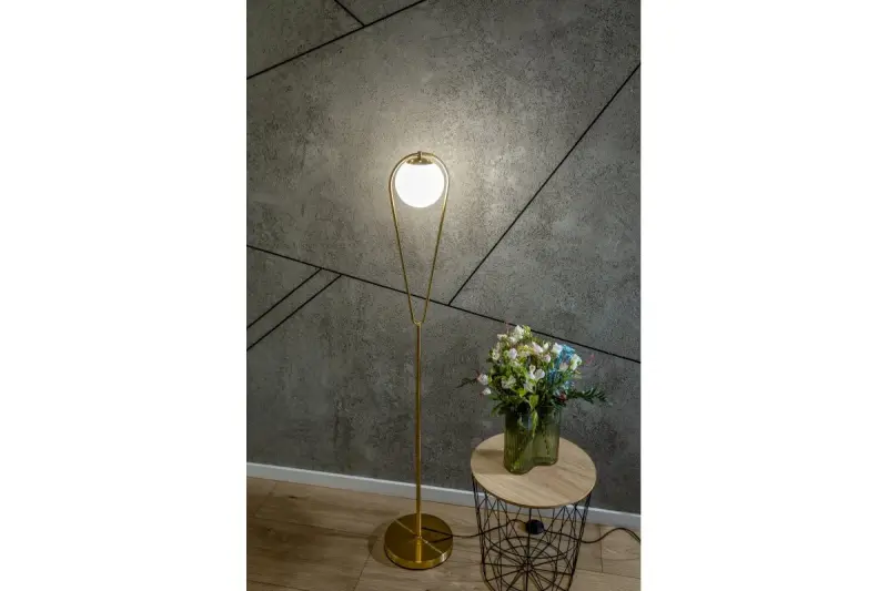 Dekor Ciklop golvlampa i mässing med dropputseende 9737