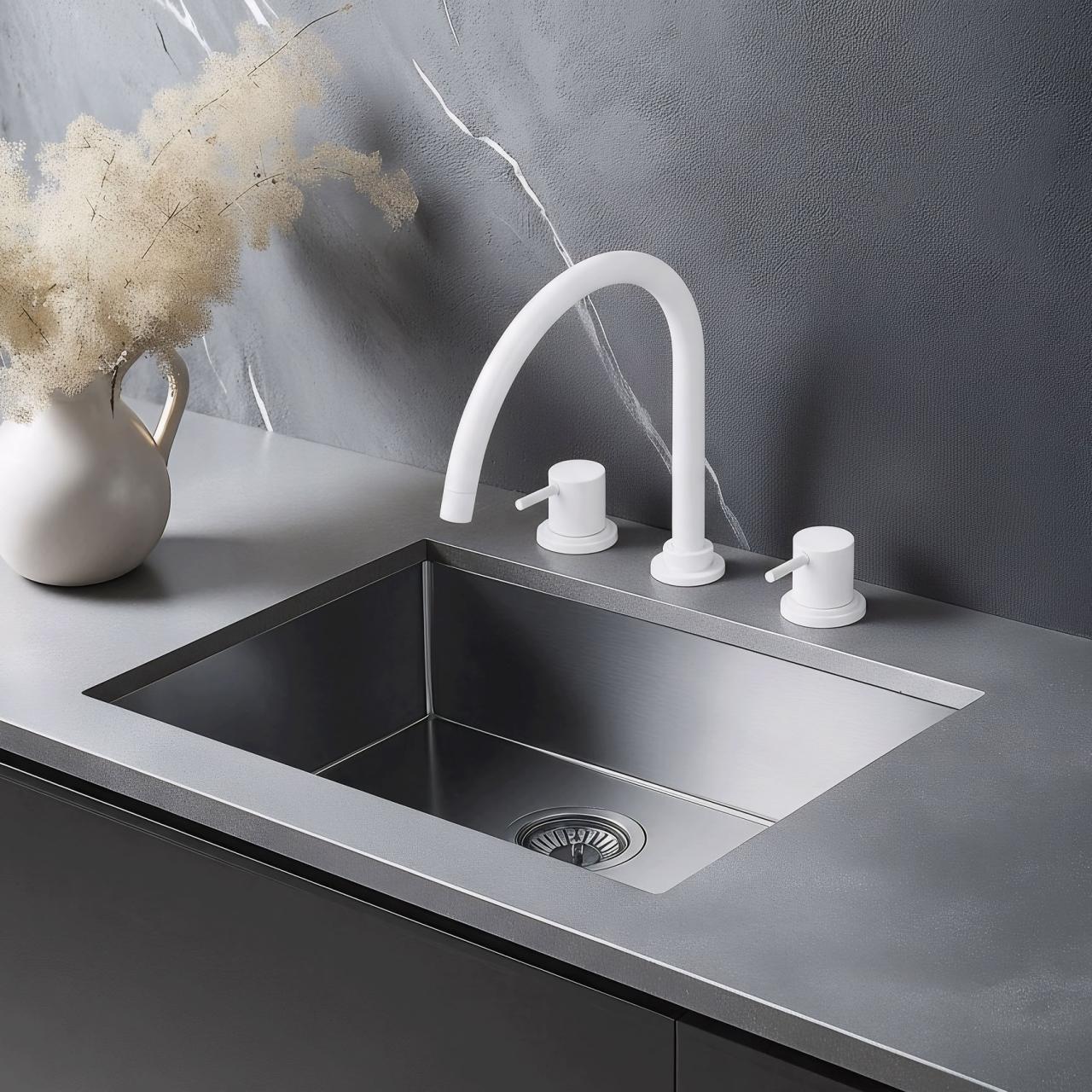 Waterevolution Flow 3-håls köksblandare med svängbar pip och anslutning för filtrerat vatten vit T152UBR