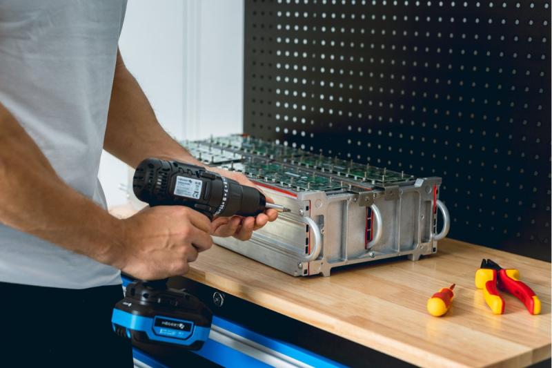 HÖGERT sladdlös borrmaskin 18V, set med batteri, laddare, bitshållare, borrmagasin