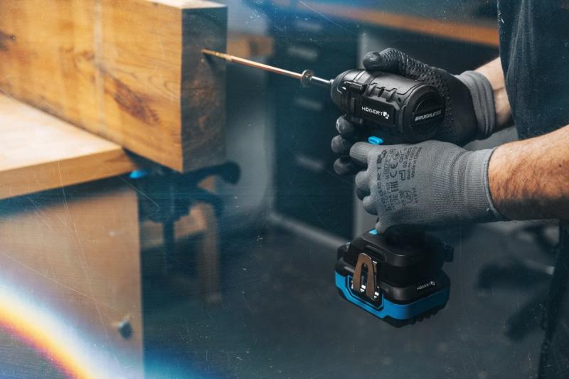 HÖGERT Borstlös batteridriven strykjärn 18V, set med batteri, laddare och tillbehör