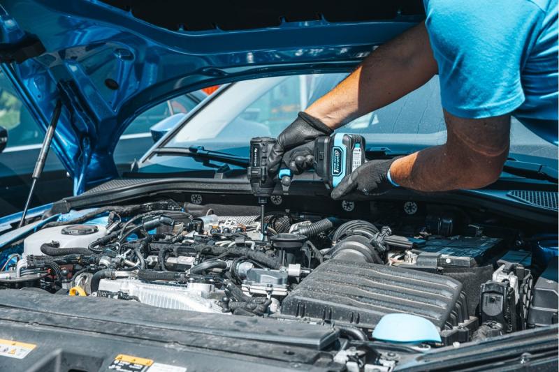 HÖGERT Borstlös batteridriven strykjärn 18V, set med batteri, laddare och tillbehör