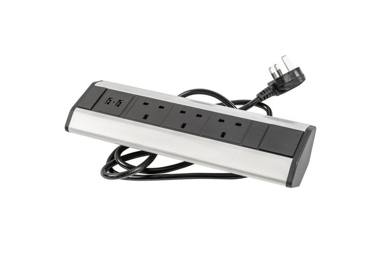 Kontorsförlängningskabel med vinklade 3x UK uttag, 2x USB 2.1A 5V (silver) UTAN LOGO