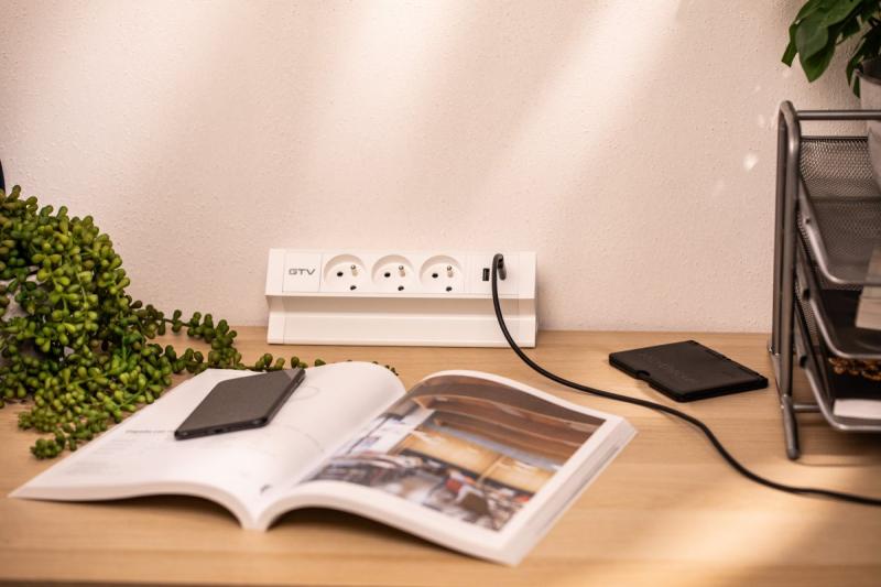 Basco möbeluttag, 3 x uttag med jordning, USB A+C, 1,5 m kabel, vit med montering