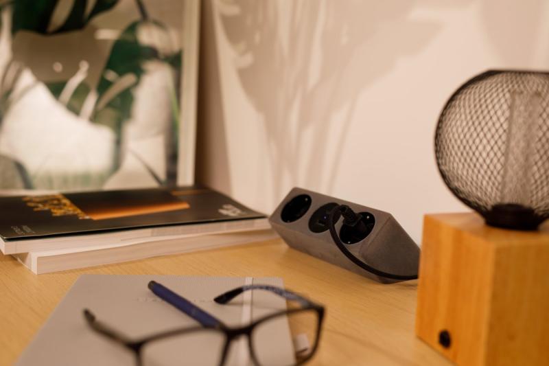 Möbeluttag SOFITO, 2xSCHUKO, USB A+C, kabel 1,5 m, grå flock