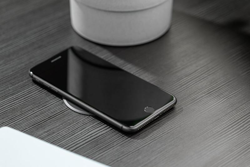 Trådlös laddningsenhet med snabbladdning, infälld, svart