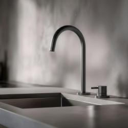 Pure.Sink Luxion 2-håls kran i gun metal med rund pip PLX2HR-61