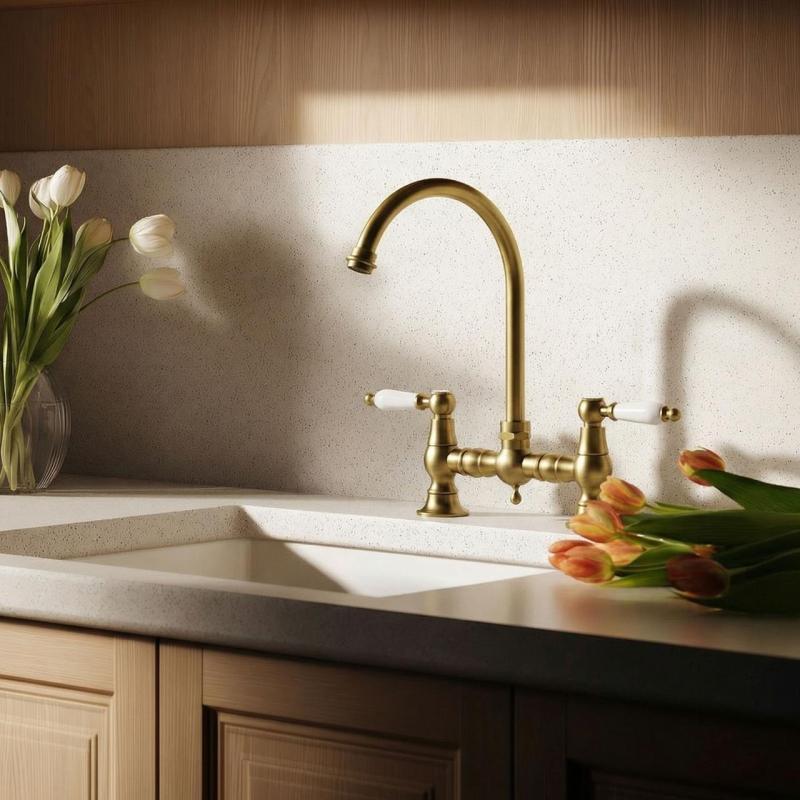 Aquanello Heritage Manor Klassisk köksblandare i nostalgisk stil, brons med vit handtag och rund pip BN-4001-HA